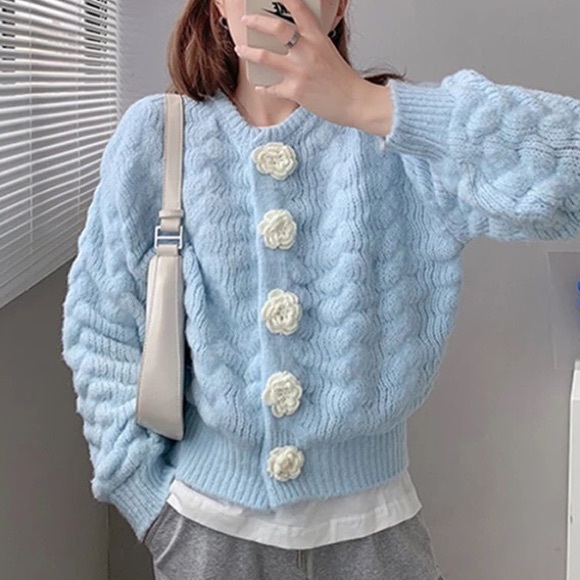 Floral cardigan sweater blue white flower button crochet long sleeve chic - Picture 2 of 9